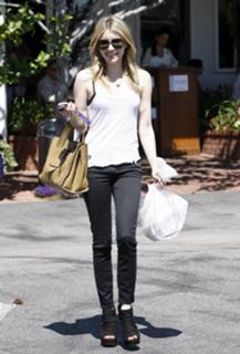 Emma Roberts feet photo thumbnail