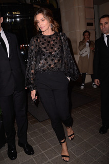 Cindy Crawford feet photo thumbnail