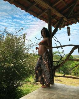 Isis Valverde feet photo thumbnail