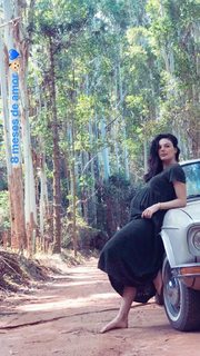 Isis Valverde feet photo thumbnail