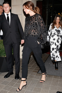 Cindy Crawford feet photo thumbnail