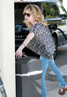 Emma Roberts feet photo thumbnail