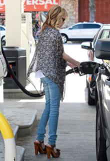 Emma Roberts feet photo thumbnail