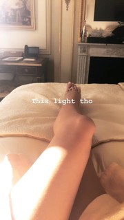 Rosie Huntington-Whiteley feet photo thumbnail
