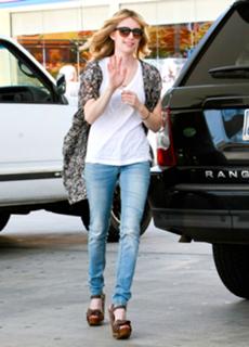 Emma Roberts feet photo thumbnail