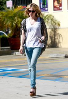Emma Roberts feet photo thumbnail