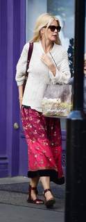 Claudia Schiffer feet photo thumbnail