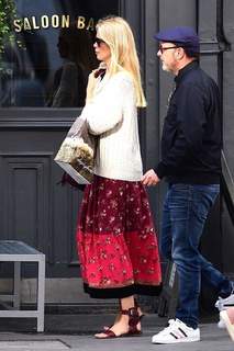 Claudia Schiffer feet photo thumbnail