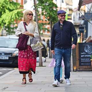 Claudia Schiffer feet photo thumbnail