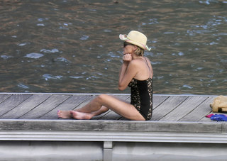 Sharon Stone feet photo thumbnail
