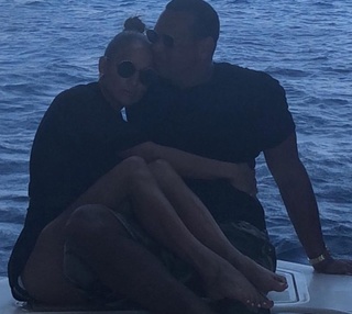 Jennifer Lopez feet photo thumbnail