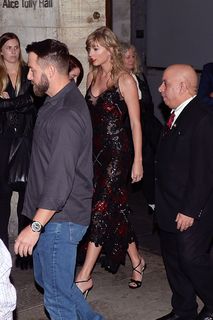 Taylor Swift feet photo thumbnail
