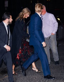 Taylor Swift feet photo thumbnail