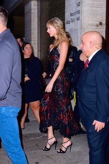 Taylor Swift feet photo thumbnail
