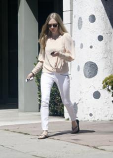 Amanda Seyfried feet photo thumbnail