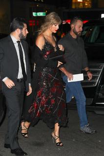 Taylor Swift feet photo thumbnail