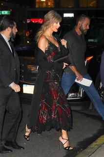 Taylor Swift feet photo thumbnail