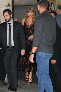Taylor Swift feet photo thumbnail