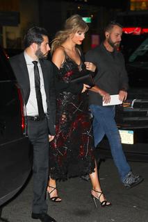Taylor Swift feet photo thumbnail