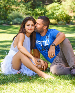Selena Gomez feet photo thumbnail