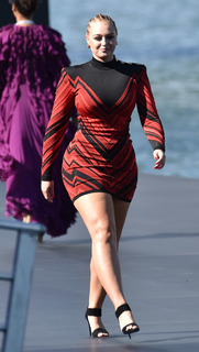 Iskra Lawrence feet photo thumbnail