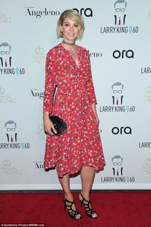 Jenna Elfman feet photo thumbnail