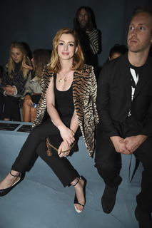 Anne Hathaway feet photo thumbnail