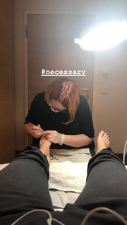Elizabeth Banks feet photo thumbnail