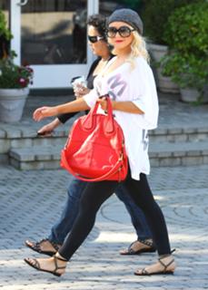 Christina Aguilera feet photo thumbnail
