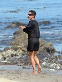 Halle Berry feet photo thumbnail