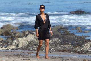 Halle Berry feet photo thumbnail