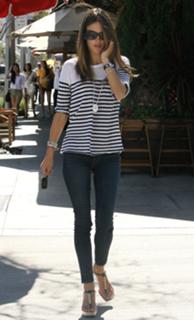 Alessandra Ambrosio feet photo thumbnail