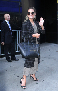 Jessie James Decker feet photo thumbnail