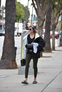 Lisa Rinna feet photo thumbnail