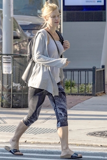 Claire Danes feet photo thumbnail