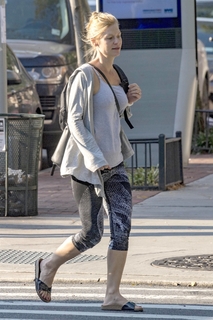 Claire Danes feet photo thumbnail
