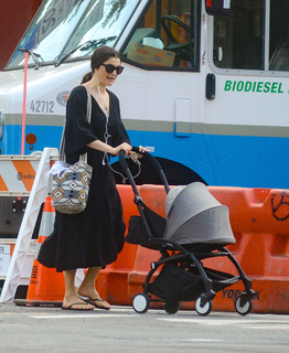 Rachel Weisz feet photo thumbnail