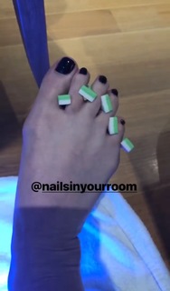 Jennifer Love Hewitt feet photo thumbnail