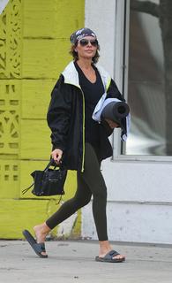 Lisa Rinna feet photo thumbnail