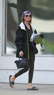 Lisa Rinna feet photo thumbnail