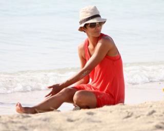 Halle Berry feet photo thumbnail