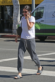 Courteney Cox feet photo thumbnail