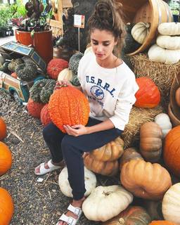 Taylor Hill feet photo thumbnail