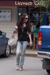 Miley Cyrus feet photo thumbnail