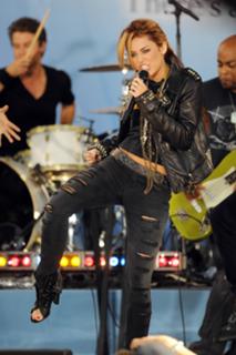 Miley Cyrus feet photo thumbnail