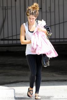 Shenae Grimes-Beech feet photo thumbnail