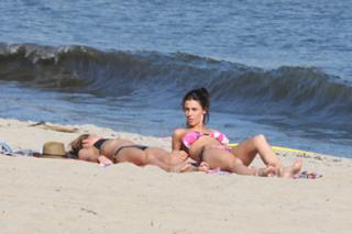 Shenae Grimes-Beech feet photo thumbnail