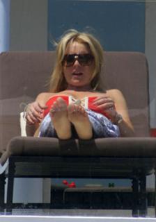 Lindsay Lohan feet photo thumbnail