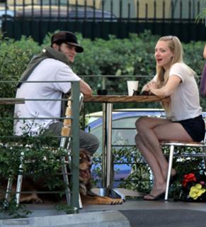 Amanda Seyfried feet photo thumbnail
