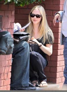 Amanda Seyfried feet photo thumbnail